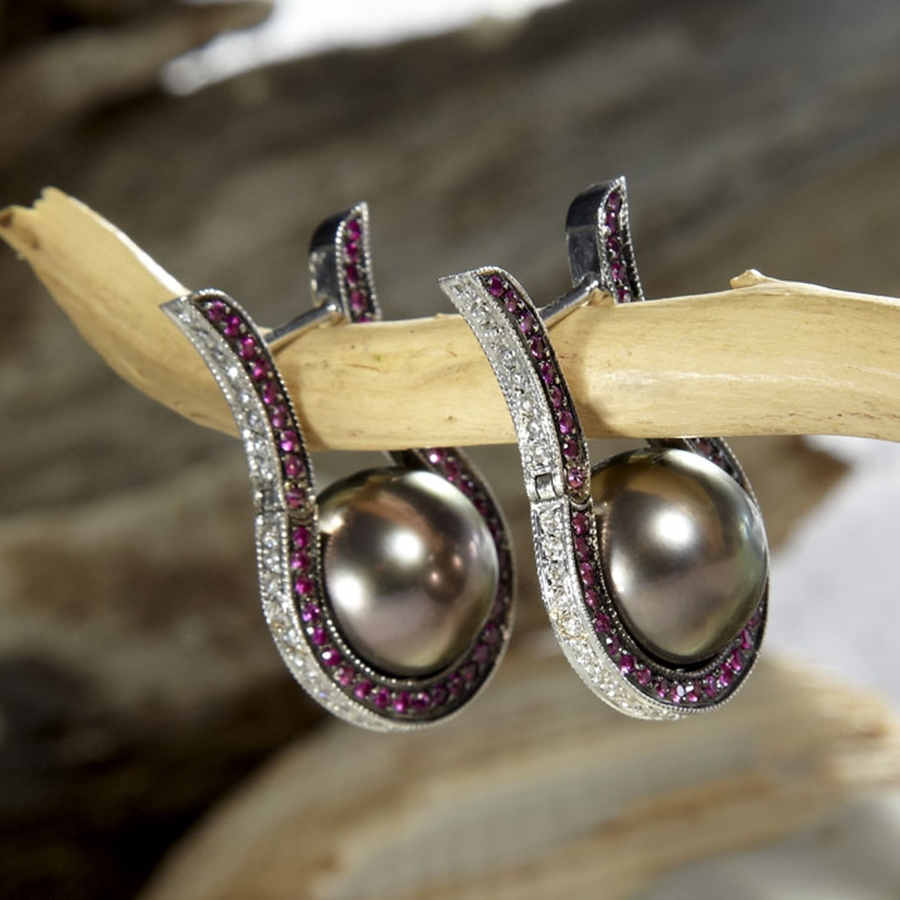 Women’s Jewelry $2,000 to $5,000 Jeweler: Jennifer Whitekiller Naifeh Fine Jewelry Oklahoma City, OK Honorable Mentions: Rita M. Ward, Lyle Husar Designs in Brookfield, WI; Ziad H. Noshie, Almaza Jewelers in Houston, TX; Brandy Hurt, AVA Goldworks in Hannibal, MO Photo Credit: Quadras Integrated