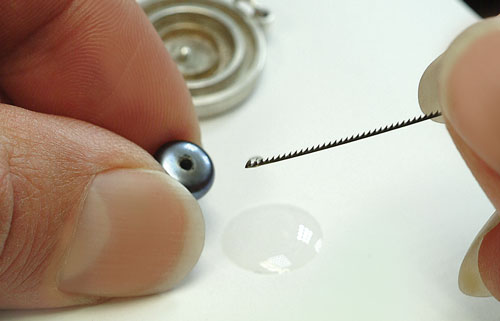 Using broken saw blades to apply glue