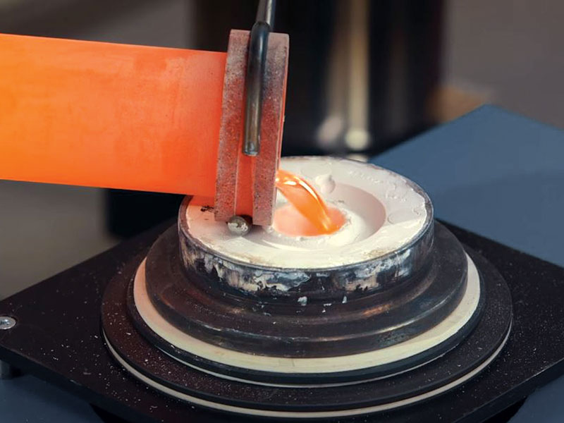 Pouring metal into a casting flask